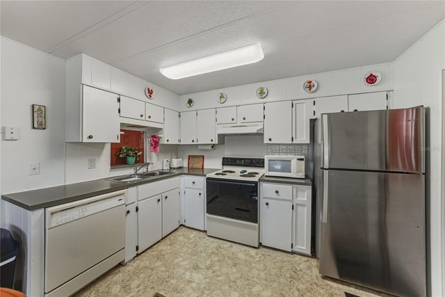 37843 BARCELONA AVENUE, Zephyrhills, FL 33541