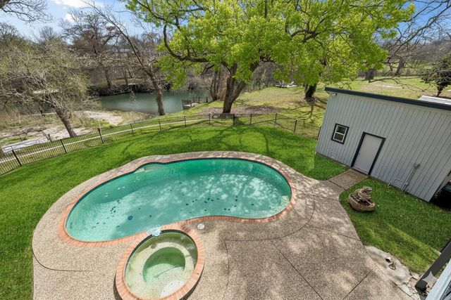 54 S Hampton DR, Seguin, TX 78155