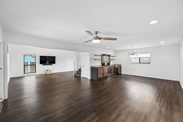 54 S Hampton DR, Seguin, TX 78155