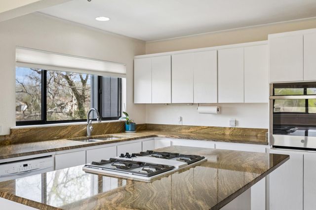 54 S Hampton DR, Seguin, TX 78155