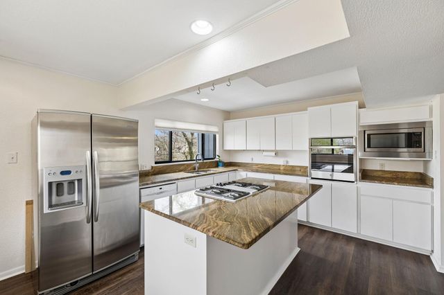 54 S Hampton DR, Seguin, TX 78155