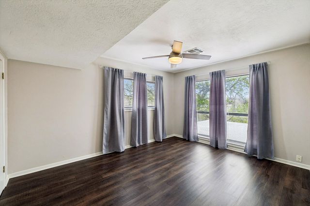 54 S Hampton DR, Seguin, TX 78155