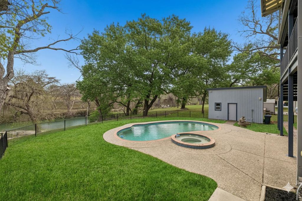 54 S Hampton DR, Seguin, TX 78155