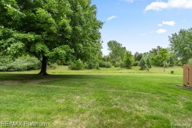 11734 Shenandoah Drive 3, Green Oak Township, MI 48178