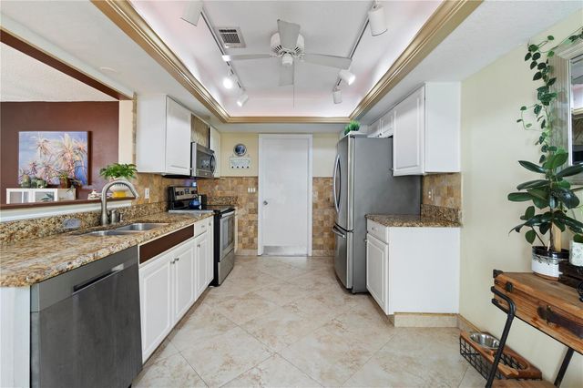 5059 JAMAICA CIRCLE 15, Orlando, FL 32808