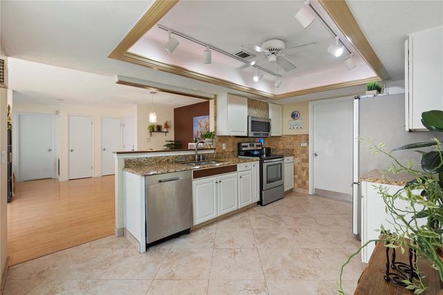 5059 JAMAICA CIRCLE 15, Orlando, FL 32808