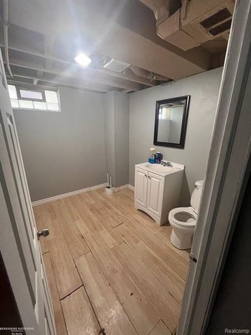 26101 Ronald St, Roseville, MI 48066