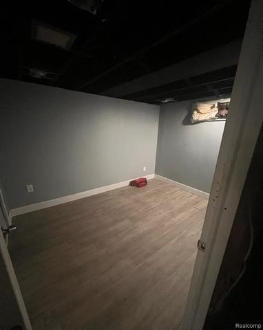 26101 Ronald St, Roseville, MI 48066