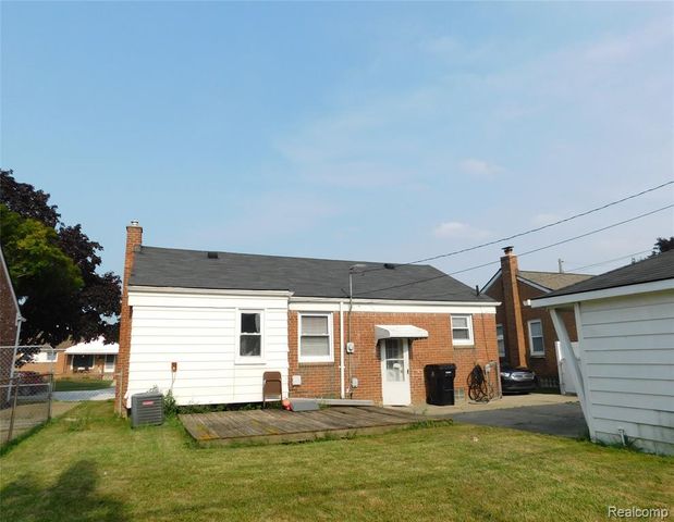 26101 Ronald St, Roseville, MI 48066