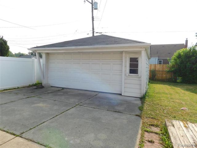 26101 Ronald St, Roseville, MI 48066