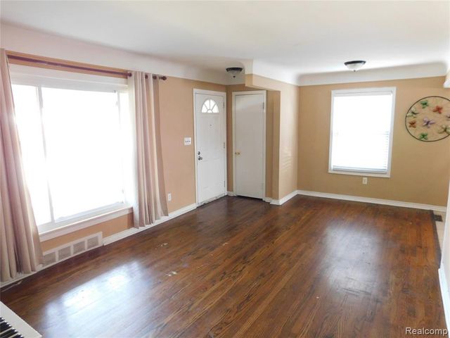 26101 Ronald St, Roseville, MI 48066