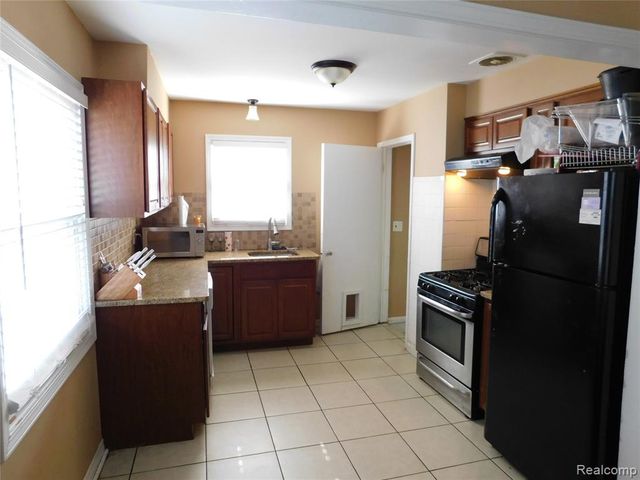 26101 Ronald St, Roseville, MI 48066