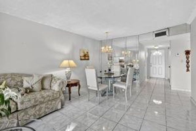 8130 Sunrise Lakes Boulevard 309, Sunrise, FL 33322