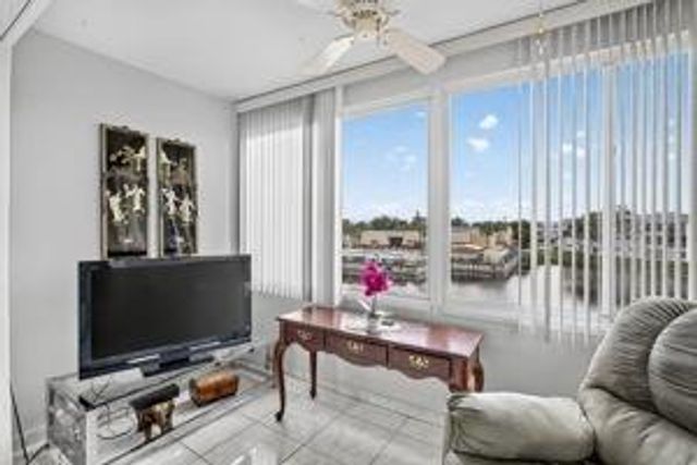 8130 Sunrise Lakes Boulevard 309, Sunrise, FL 33322