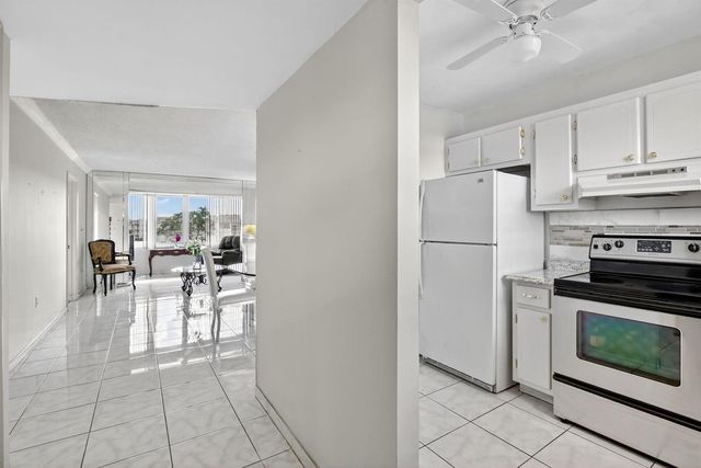 8130 Sunrise Lakes Boulevard 309, Sunrise, FL 33322