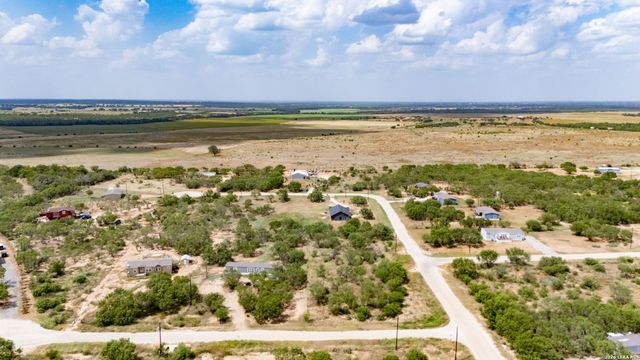 100 County Road 2669, Devine, TX 78016