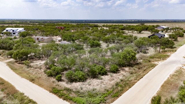 100 County Road 2669, Devine, TX 78016