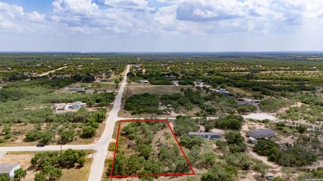 100 County Road 2669, Devine, TX 78016