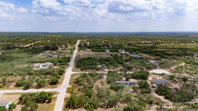 100 County Road 2669, Devine, TX 78016