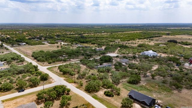100 County Road 2669, Devine, TX 78016