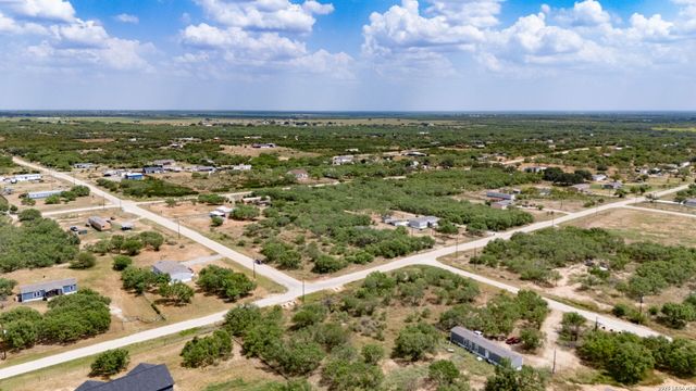 100 County Road 2669, Devine, TX 78016