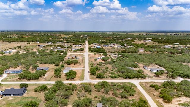 100 County Road 2669, Devine, TX 78016