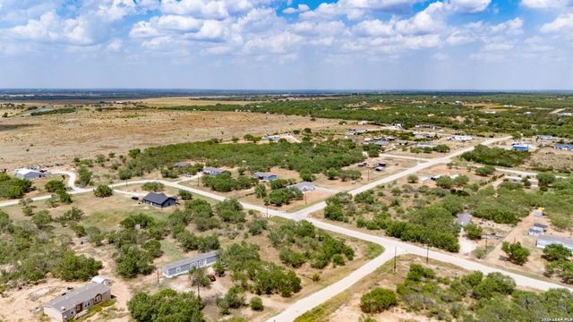 100 County Road 2669, Devine, TX 78016