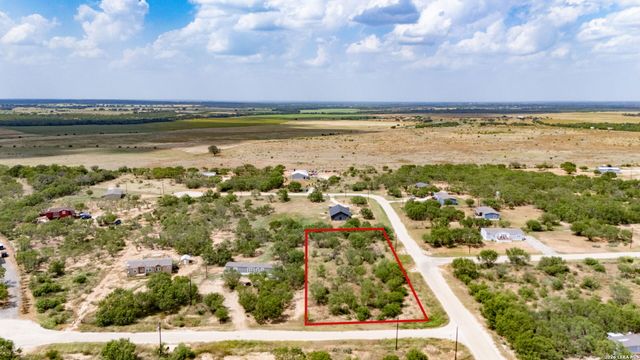 100 County Road 2669, Devine, TX 78016