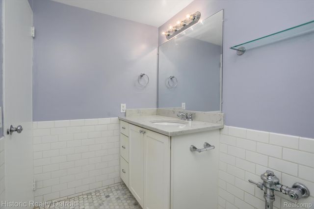 1300 E LAFAYETTE Street 305, Detroit, MI 48207