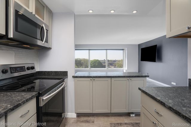 1300 E LAFAYETTE Street 305, Detroit, MI 48207