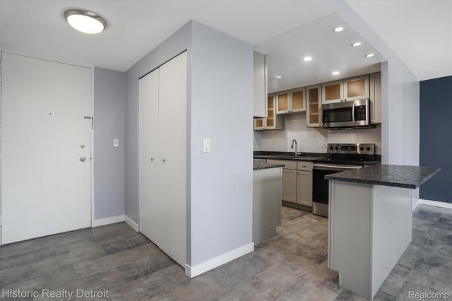 1300 E LAFAYETTE Street 305, Detroit, MI 48207