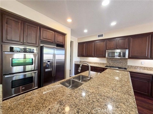 28327 Serenity Falls Way, Menifee, CA 92585