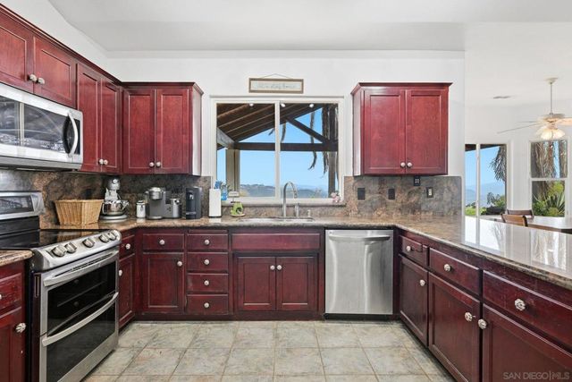 31732 Tracy Lyn Dr, Valley Center, CA 92082