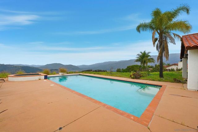 31732 Tracy Lyn Dr, Valley Center, CA 92082