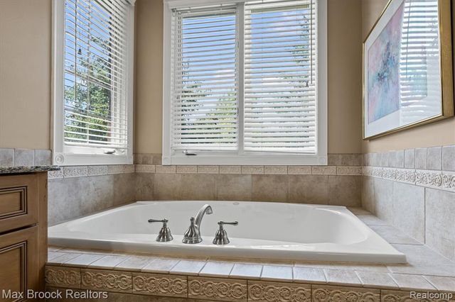 54878 Grenelefe Circle, South Lyon, MI 48178
