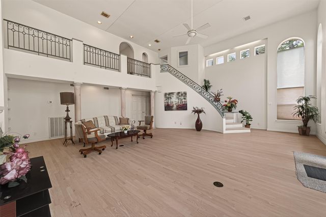 5437 Loch Lomond Drive, Houston, TX 77096