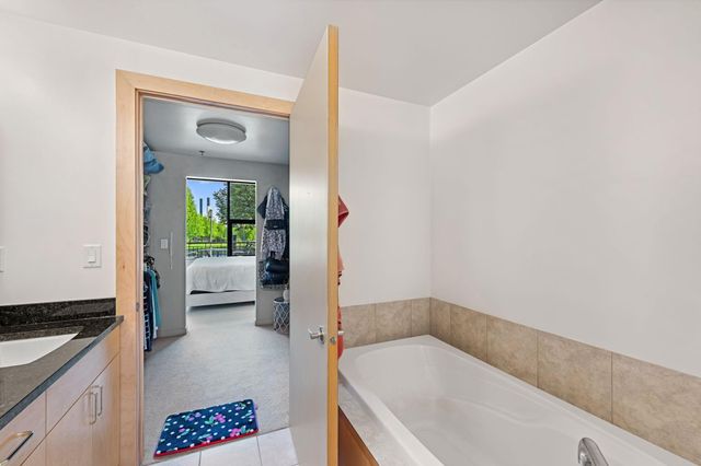 215 10th Avenue S 112, Minneapolis, MN 55415