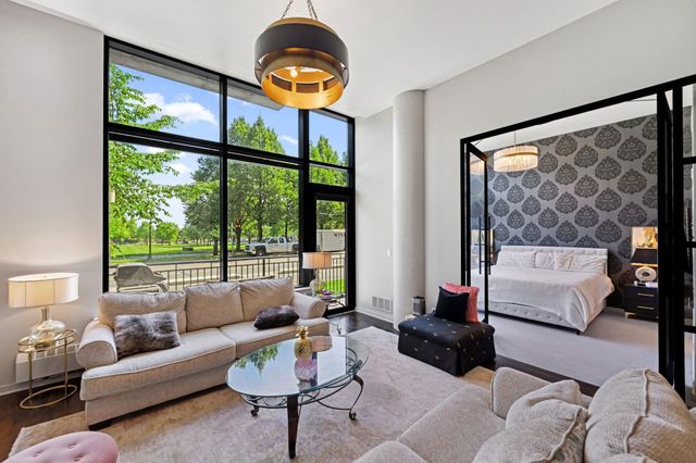 215 10th Avenue S 112, Minneapolis, MN 55415