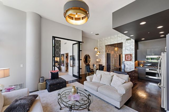 215 10th Avenue S 112, Minneapolis, MN 55415