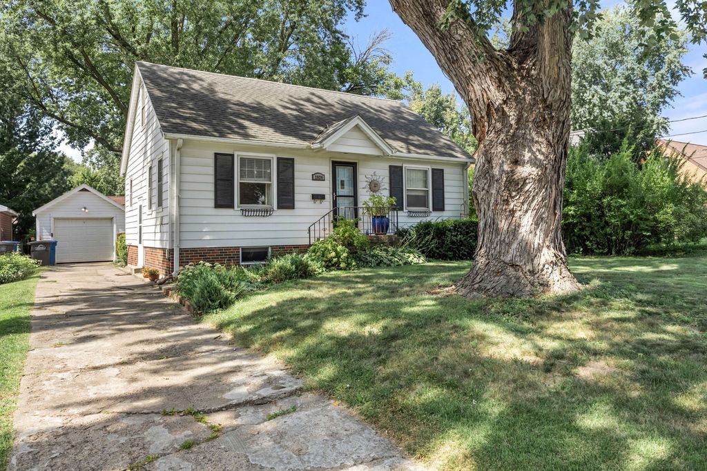 2824 44th Street, Des Moines, IA 50310