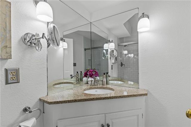 1109 W 47TH Street B, Kansas City, MO 64112