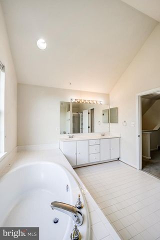 4905 WAPLE LN, Alexandria, VA 22304