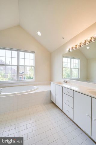 4905 WAPLE LN, Alexandria, VA 22304