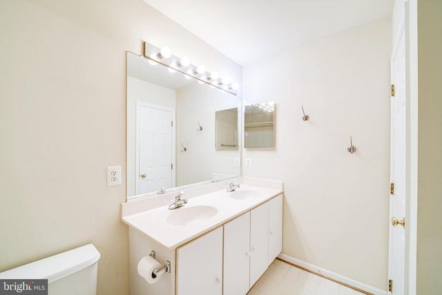 4905 WAPLE LN, Alexandria, VA 22304