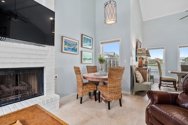 33 Blue Heron Dr, Rockport, TX 78382