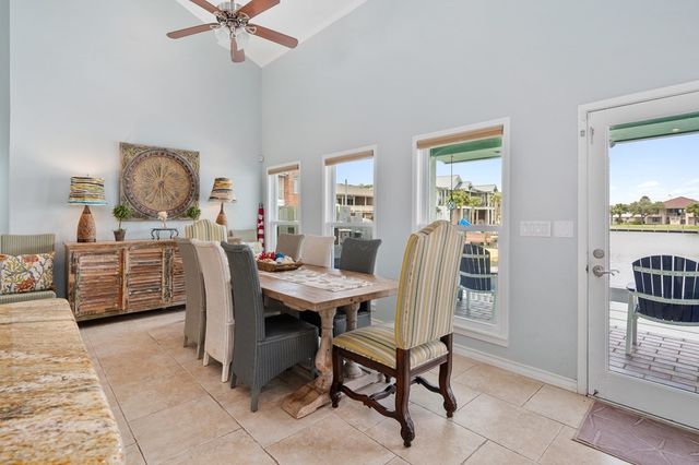 33 Blue Heron Dr, Rockport, TX 78382