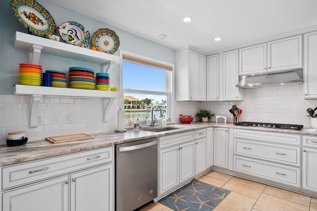 33 Blue Heron Dr, Rockport, TX 78382