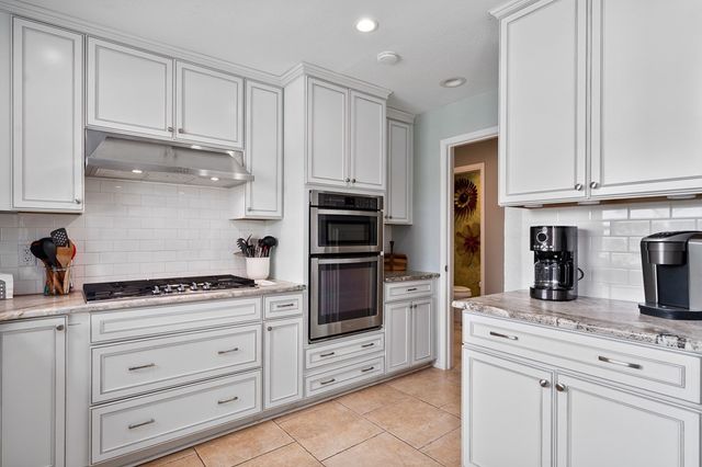 33 Blue Heron Dr, Rockport, TX 78382