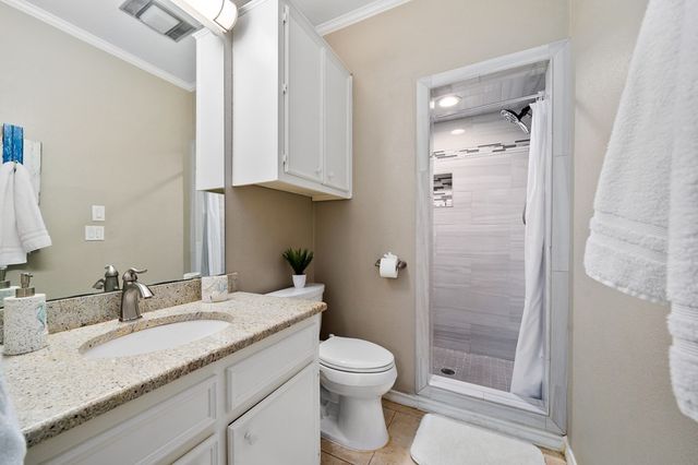 33 Blue Heron Dr, Rockport, TX 78382