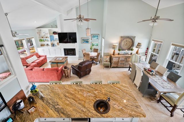 33 Blue Heron Dr, Rockport, TX 78382